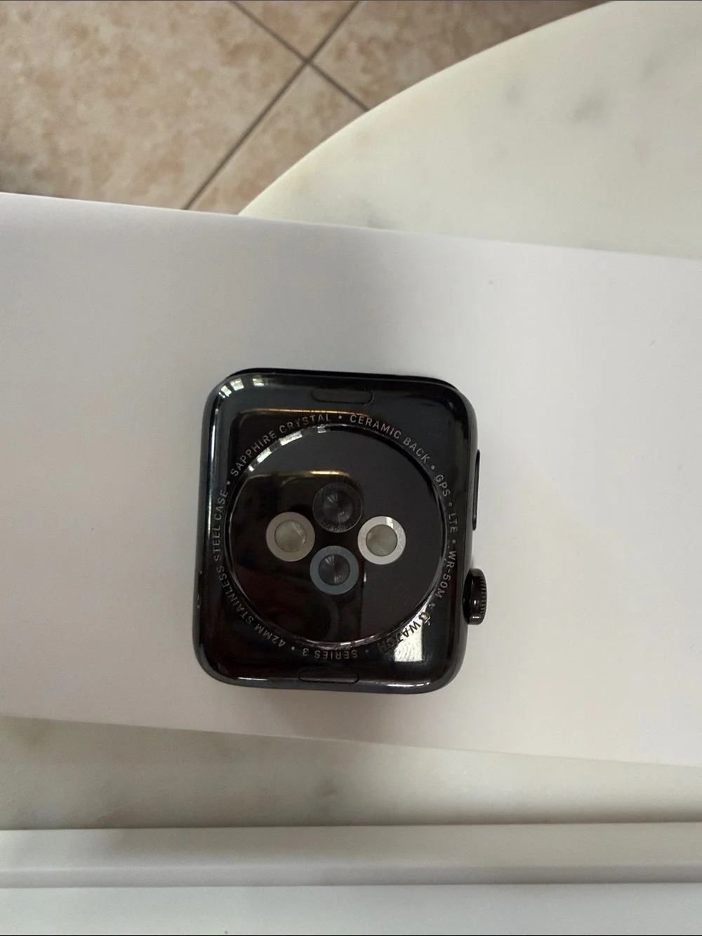 Apple Smartwatch series 3 42mm in Space Black Stainless Steel white band